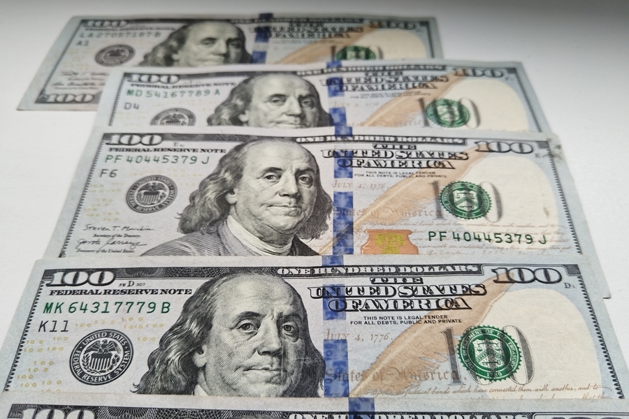 «Там никаких надрывов и крошечные пятна»: в Новосибирске показали доллары, которые отказался принимать банк