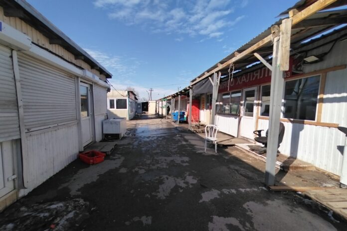 В Новосибирске на ГБШ закрыли ларьки, где мигранты торговали мясом