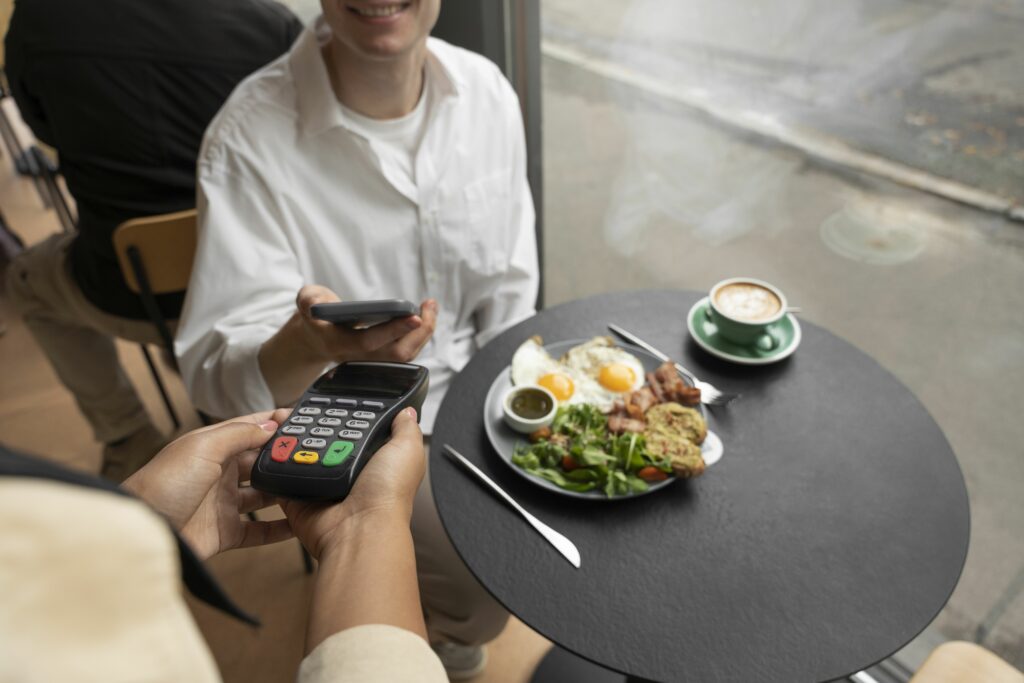 Россияне стали щедрее: рост чаевых в кафе и барах зафиксировали в феврале-марте