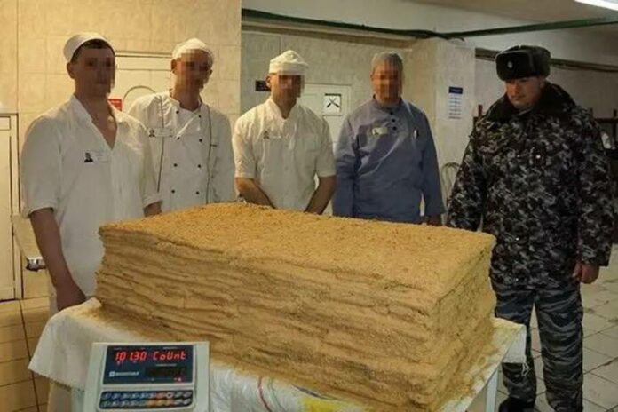 Новосибирские заключенные приготовили торт весом более 100 кг Новосибирские заключенные приготовили торт весом более 100 кг
