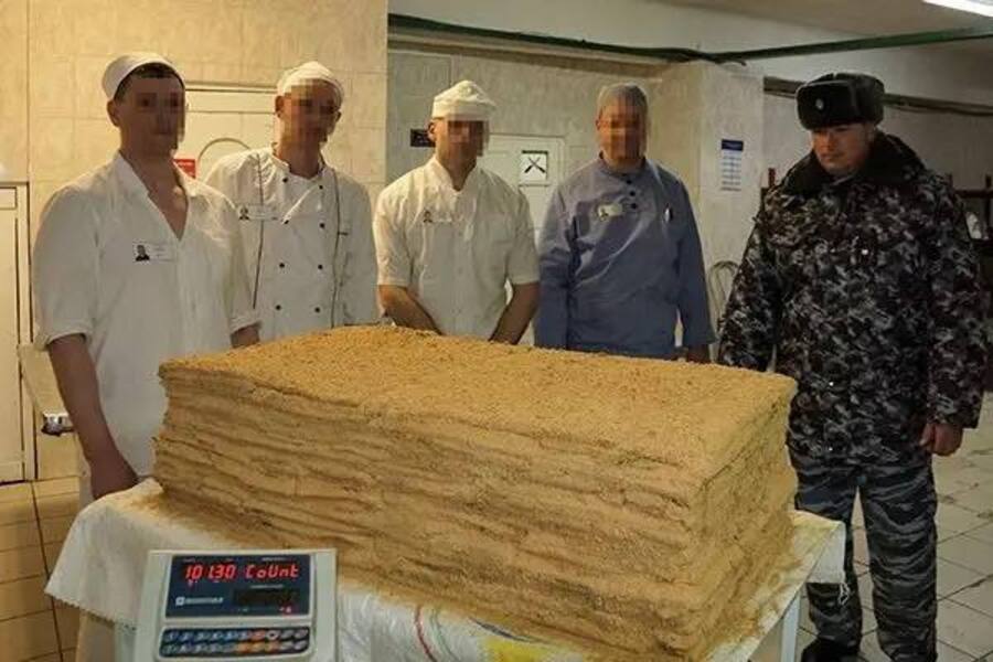 Новосибирские заключенные приготовили торт весом более 100 кг