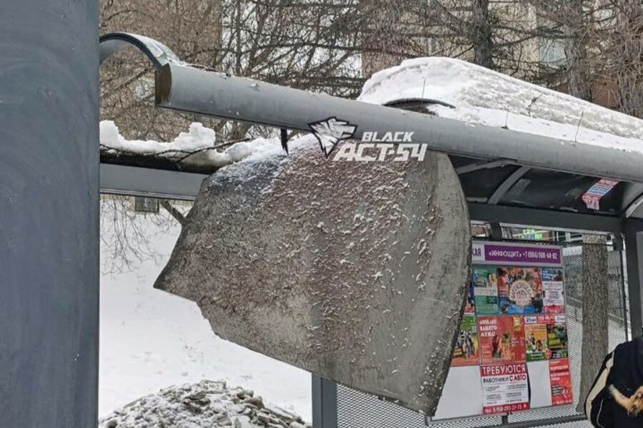 В Новосибирске остановка транспорта рухнула из-за снега