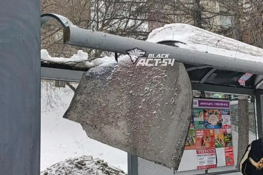 В Новосибирске остановка транспорта рухнула из-за снега