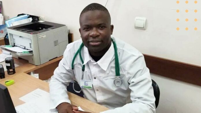 Замбиец работает участковым терапевтом в поликлинике Новосибирска