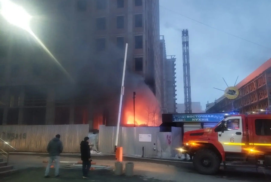 На площади Маркса в Новосибирске вспыхнул пожар