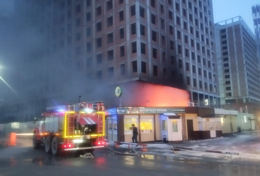 Судя по комментариям очевидцев, на стройке горят бытовые вагончики.