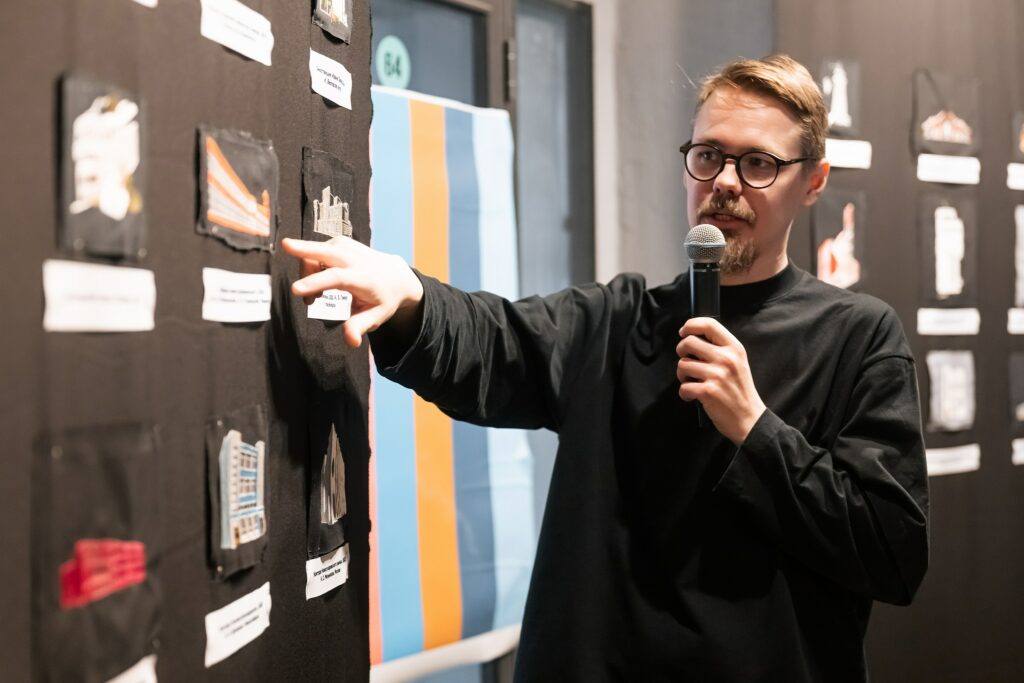 Новосибирцам показали их родной архитектурный авангард в вышитом виде