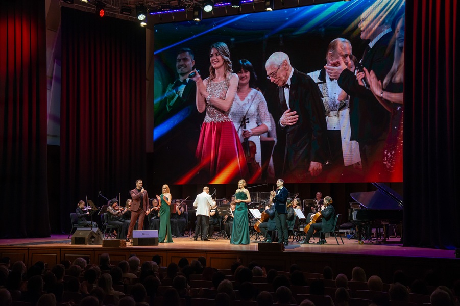 Александр Зацепин направил зрителям видеообращение, в котором поблагодарил жителей города за поздравления и внимание к своему творчеству