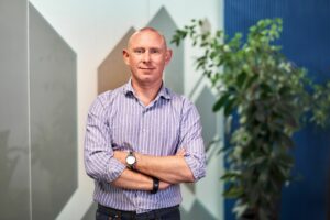 Бизнесу нужно искать баланс между ИИ и человеком