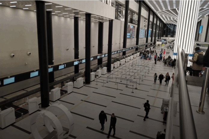 Новосибирские туристы начала возвращаться с курортов ОАЭ Новосибирские туристы начала возвращаться с курортов ОАЭ