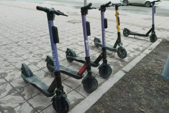В Новосибирске появились десятки электросамокатов В Новосибирске появились десятки электросамокатов