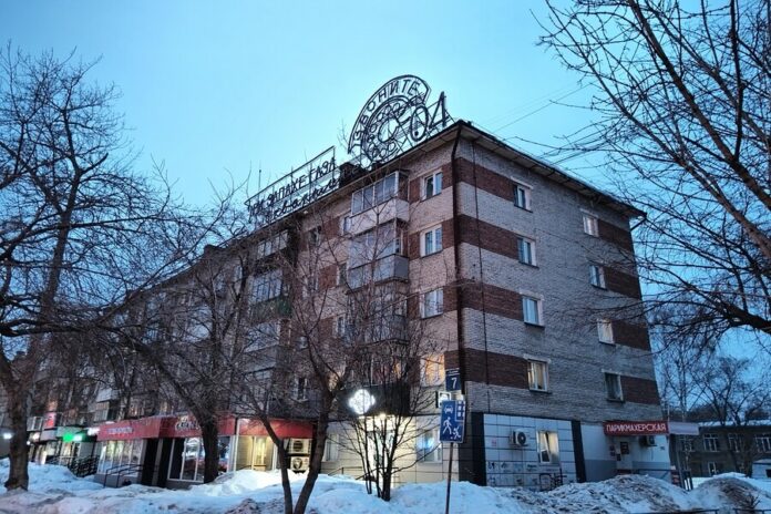 Самую большую неоновую вывеску в Новосибирске демонтируют в течение недели Самую большую неоновую вывеску в Новосибирске демонтируют в течение недели