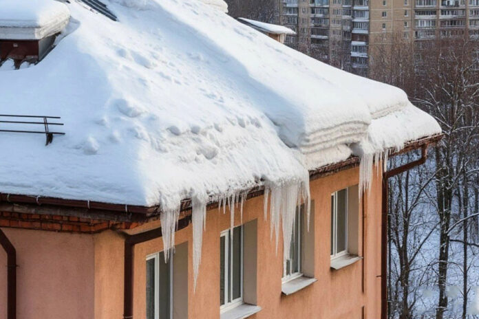 Дом с сосульками на крыше