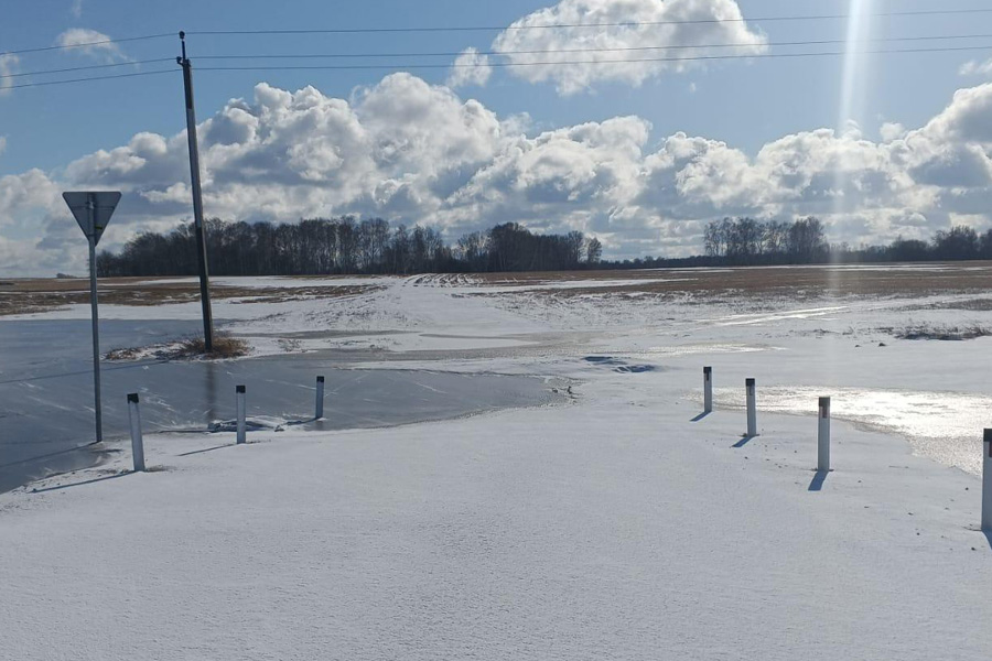 Таяние снега спровоцировало подтопление на трассе в Новосибирской области