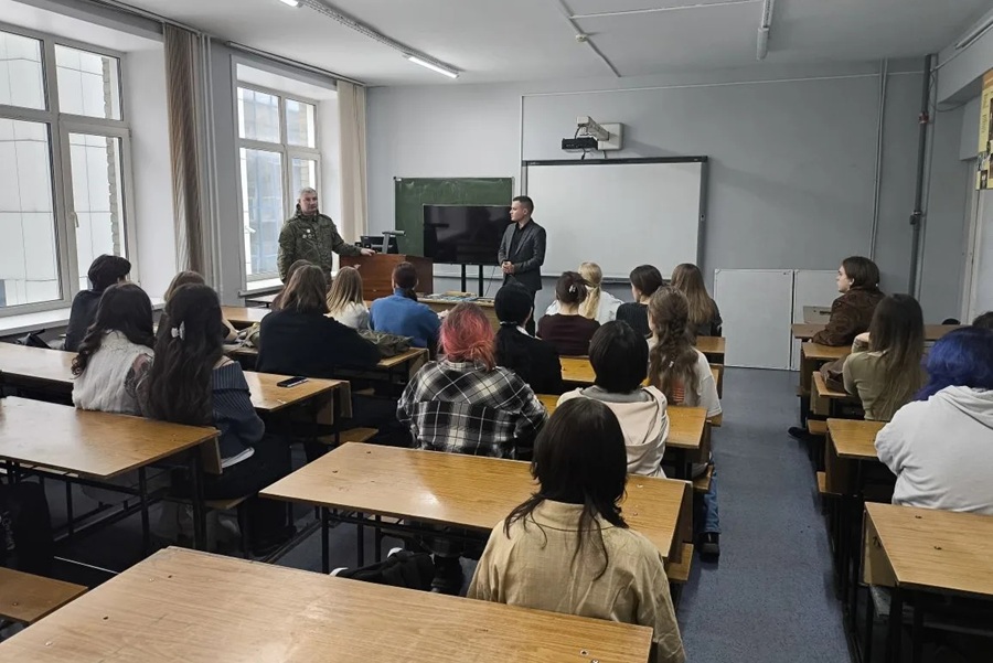 Студенты Института искусств НГПУ выпустили серию календарей на антикоррупционную тематику