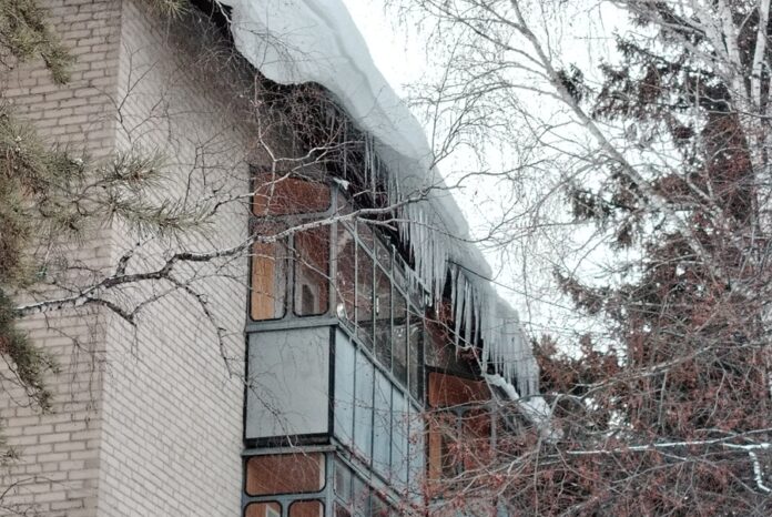 МЧС призывает новосибирцев держаться подальше от стен зданий