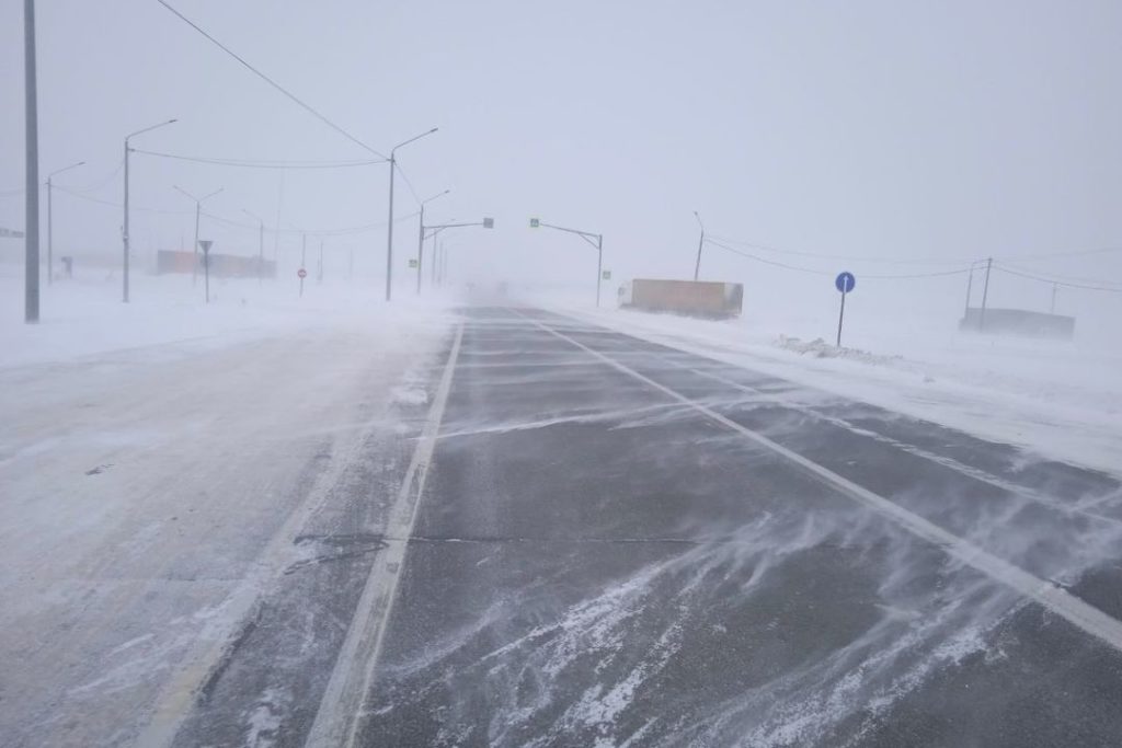 Трасса под Новосибирском закрыта из-за бурана