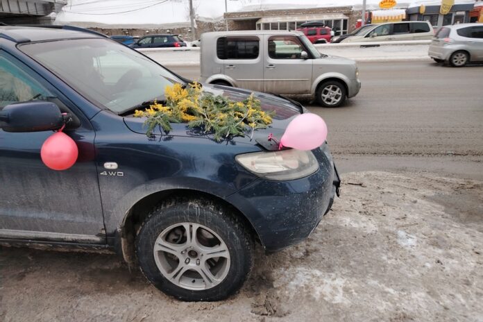 Праздник 8 марта глазами мужчины: у жительниц Новосибирска падает интерес к цветам и растет к карьере