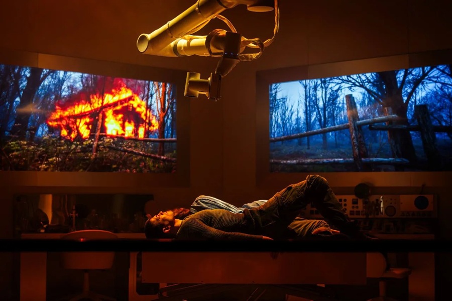 Всё пространство декорации — практически герметичный, замкнутый многогранник, вроде октагона ММА. Плюс несколько гермодверей.