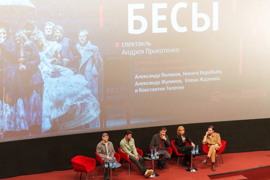 Вот ещё что завораживает в этом феномене: «Бесы» на киноэкране не смотрятся чужеродно.