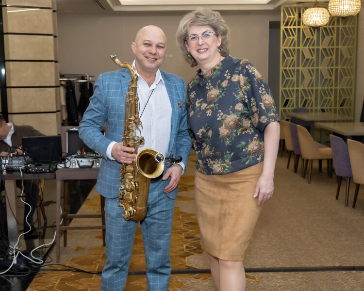 живая музыка в исполнении известного саксофониста Николая Панченко