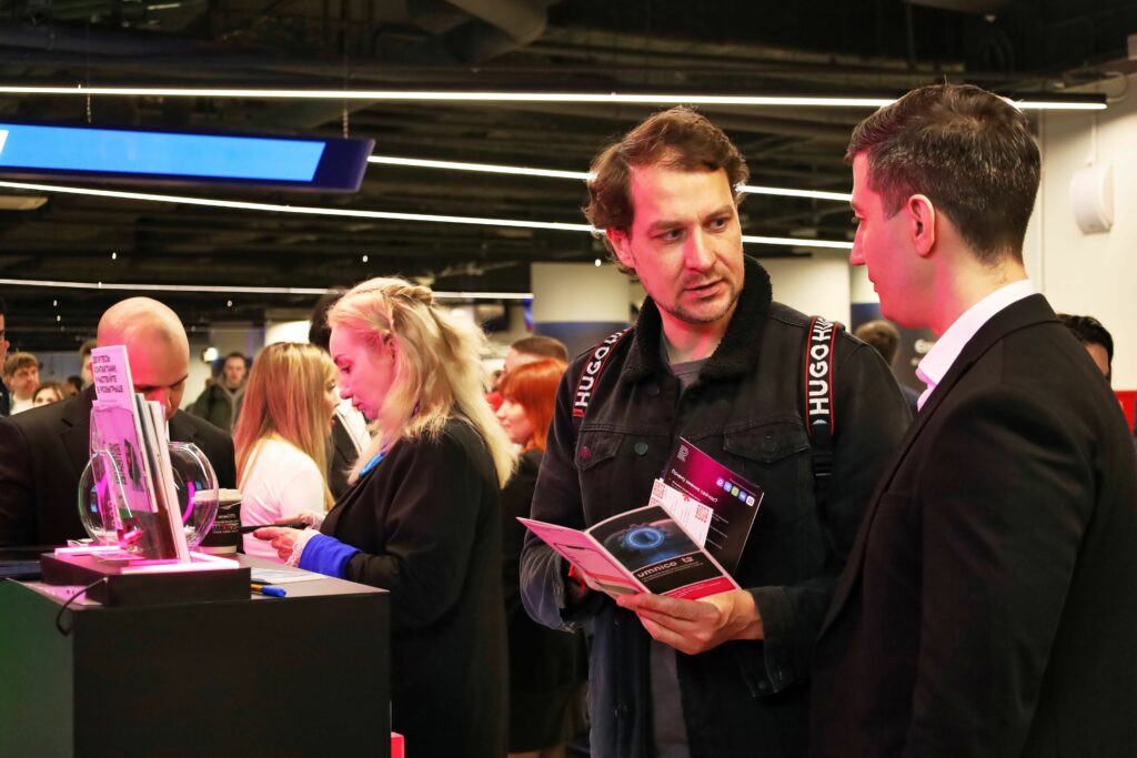 T2 собрала все мессенджеры и соцсети в одно окно и предлагает это бизнесу Сибири