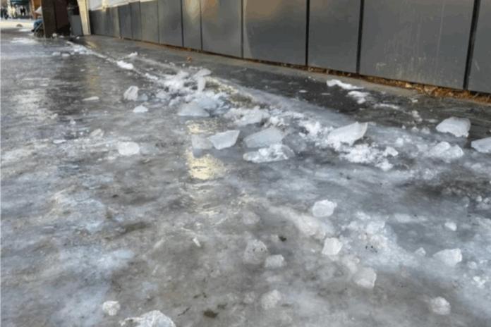 Инвалид 2-й группы в Новосибирске шёл к поликлинике по ледяным желобам