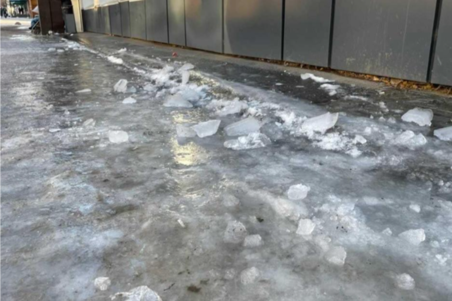 Инвалид добирался до поликлиники в Новосибирске по ледяным желобам