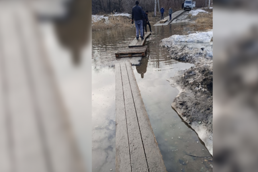 Дорогу к детской поликлинике затопило под Новосибирском