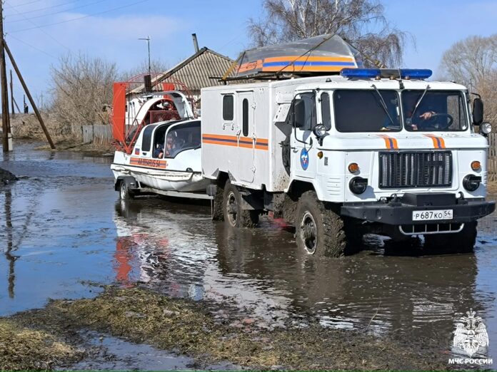 Спасатели стабилизировали уровень воды в реке Карасук под Новосибирском