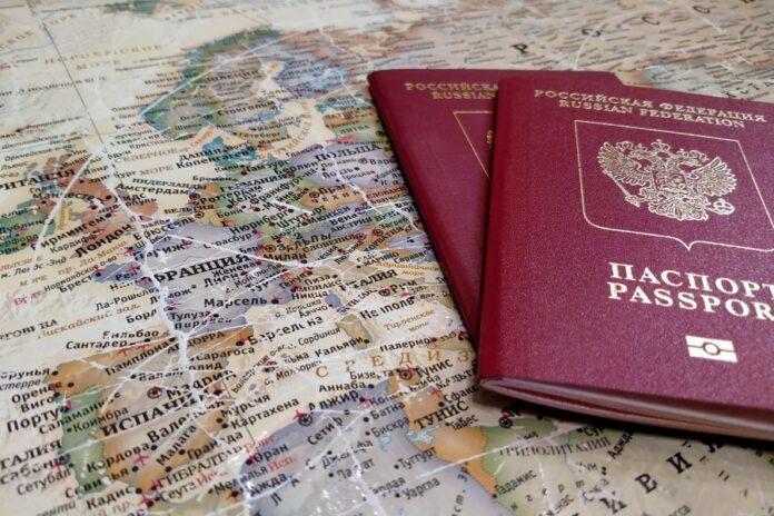 Визовый ландшафт для жителей России продолжает оставаться сложным. Шенгенские мультивизы теперь недоступны, записаться на подачу документов на однократный шенген вручную практически невозможно, требования для желающих получить визу в США ужесточены. В преддверии сезона отпусков Infopro54 рассказывает, куда поехать реально, а куда — почти невозможно. Куда реже всего дают визы и почему Лидером по числу отказов среди всех стран является США. По словам эксперта, процент выдачи американских виз составляет около 70%, тогда как по Шенгену он превышает 90%. — США остаются страной, которая чаще всего отказывает в визе. Это объясняется тем, что многие не просто хотят съездить туда в отпуск. Американскую трёхлетнюю визу часто рассматривают как инструмент для последующего переезда туда и легализации. США ставит барьеры и очень придирчиво изучает документы тех, кто пытается получить визу, — рассказал Infopro54 директор компании «Единый визовый центр» Дмитрий Губарев. Хорватия тоже является страной, куда очень сложно, а чаще всего практически невозможно получить визу из-за отсутствия слотов (открывают места раз в два месяца и их очень мало). В Германию получить визу можно только при наличии официального приглашения от родственников или по бизнес-целям. Обычный туризм не рассматривается. В Швейцарию и Австрию туристы практически не едут (и, как следствие, не получают визы) без веских оснований (приглашение от родственников или деловые поездки). — В Словакию, Словению, на Мальту получить визу можно только для ограниченных целей: учёба, бизнес-поездки или поездки к родственникам. Для чистого туризма эти страны тоже сейчас не рассматриваются, — объясняет Дмитрий Губарев. Пять стран, в которые реально получить шенгенские визы Несмотря на все сложности, получить шенгенскую визу новосибирцам всё же можно. Эксперты называют пять стран, которые остаются рабочими вариантами: Испания, Италия, Франция, Венгрия и Греция. Однако у каждой из них есть свои особенности. — У жителей Новосибирска есть возможность подать документы на Испанию и Италию по так называемому прайму. Эту услугу визовые центры оказывают без очереди, соответственно, это и стоит дороже. С Италией есть и другой способ: оформление через туроператора занимает всего три недели. Французские визы тоже доступны, но есть определённые сложности. — По Франции тоже мест очень мало, в системе записаться вручную невозможно, записывает всех бот. Бот записывает на два месяца вперёд, потому что раньше уже все места разобраны, иногда штучные бывают, но редко, если кто-то отказывается. Но сейчас никто ни от чего не отказывается, — отметил эксперт. Греция остаётся самой низкой по стоимости страной Шенгена. Но подавать документы на визу туда имеет смысл только на летние даты — с середины мая по начало сентября. Вне этого сезона греческая сторона в большинстве случаев отказывает в визе, считая, что туристы используют их страну как промежуточный этап для поездок в другие государства. Другие страны, куда дают визы (не шенген) За пределами Шенгенской зоны спросом у новосибирцев пользуются Великобритания, Австралия, Новая Зеландия, Канада и США. Британскую визу оформляют активно — на полгода, два года и даже пять лет. В Австралию и Новую Зеландию тоже стали подаваться чаще. Канада практически всем одобряет визы, но туда едут в основном к родственникам. — Канада всем, в принципе, одобряет, потому что по туризму туда не подаются, а подаются, как правило, те, у кого кровные родственники живут там. Поэтому им всем одобряют, — рассказал Дмитрий Губарев. По данным Ассоциации туроператоров России (АТОР) и аналитических сервисов, устойчивое ядро предпочтений российских туристов в последние несколько лет формируют Турция, Египет, Таиланд, Объединённые Арабские Эмираты и Китай. Ожидалось, что в 2026 году такой расклад сохранится. Но из-за ближневосточного конфликта картина изменилась.