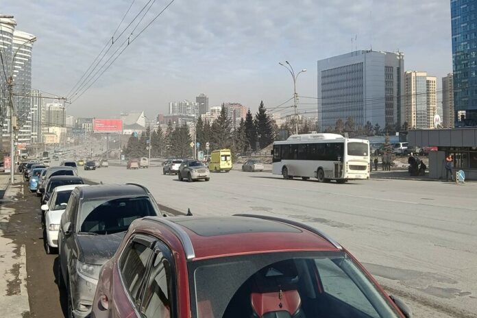 В Новосибирске начался сезон пыли — на автомойках ежедневные очереди