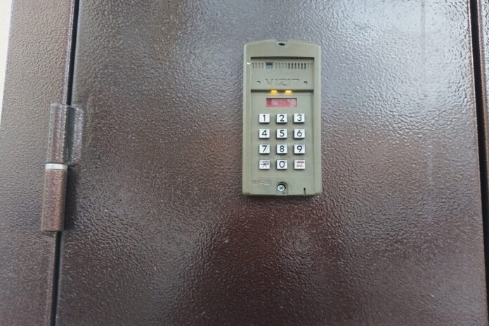 Мошенники звонят жителям Новосибирска с венгерских номеров по поводу домофонов