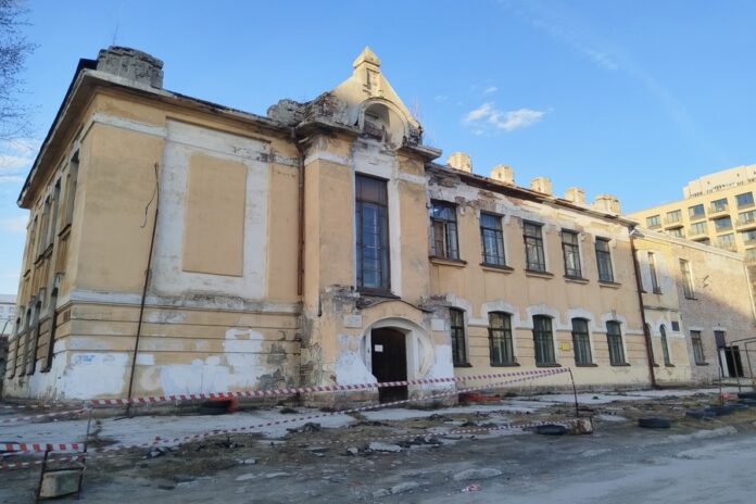 «Надеемся, что это не будет новодел»: в Новосибирске ремонт школы-памятника начали со сноса крыши и шатрового купола