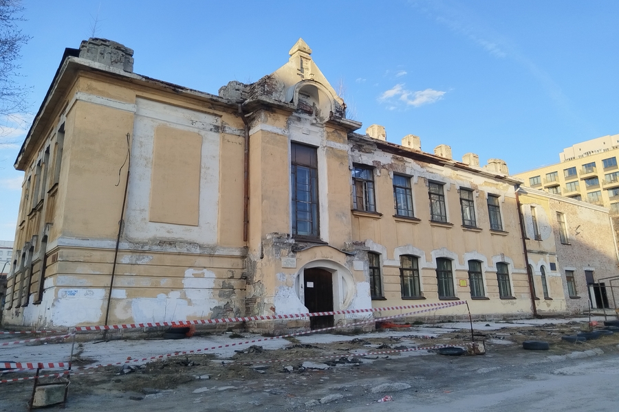 «Надеемся, что это не будет новодел»: в Новосибирске ремонт школы-памятника начали со сноса крыши и шатрового купола