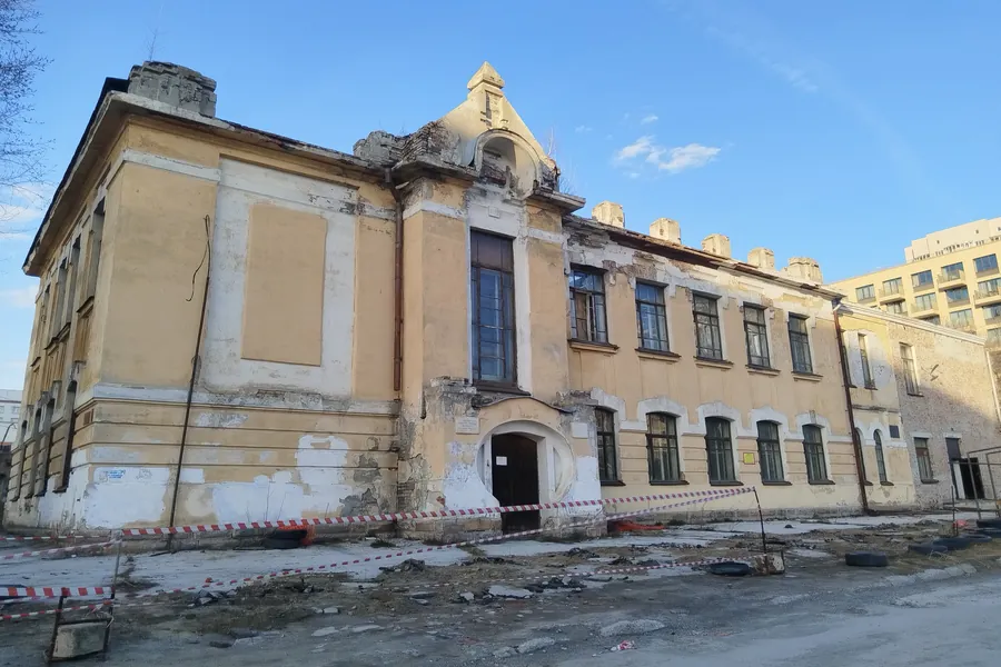 «Надеемся, что это не будет новодел»: в Новосибирске ремонт школы-памятника начали со сноса крыши и шатрового купола