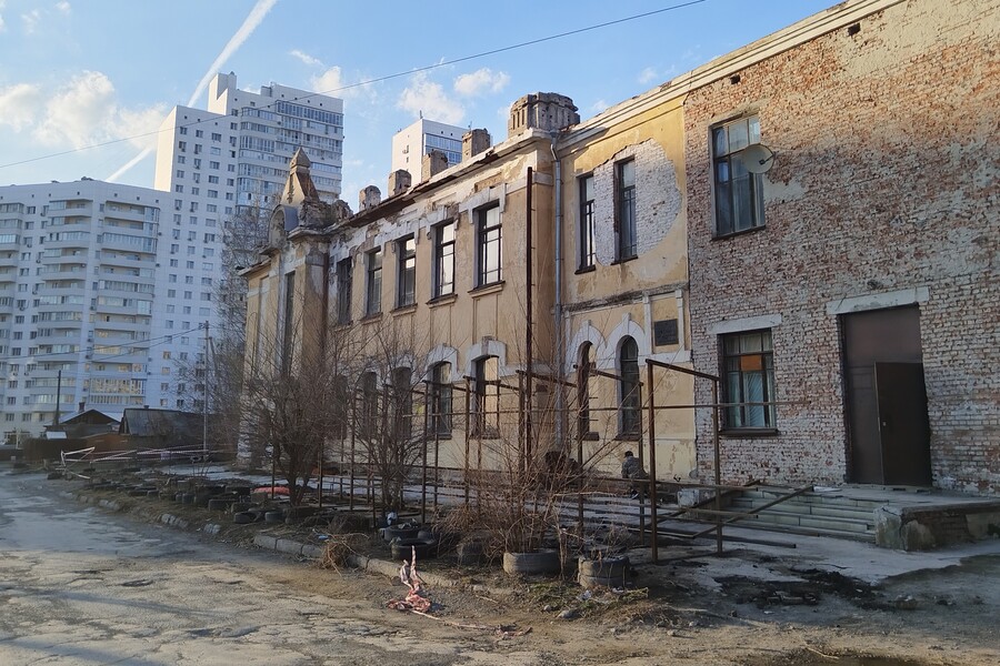 Стык исторического здания и позднего пристроя