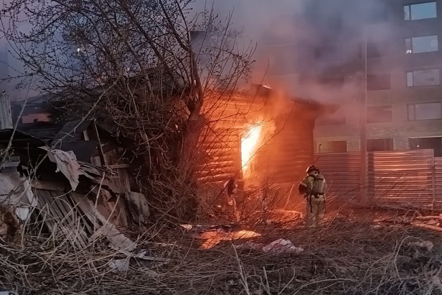 В Новосибирске загорелся деревянный дом на Инской, который мог стать памятником