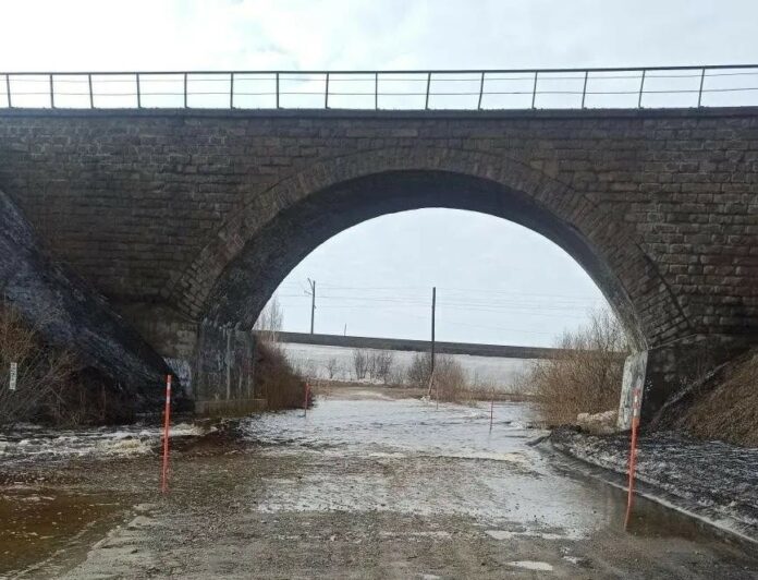 Паводок ограничил движение на двух дорогах в Новосибирской области