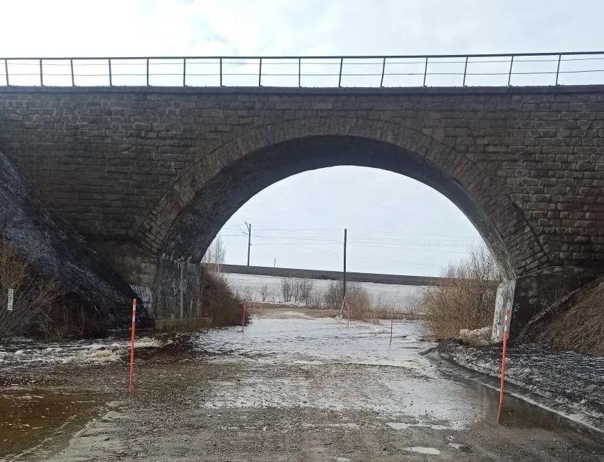 Река Камышинка ограничила движение на двух трассах в Новосибирской области