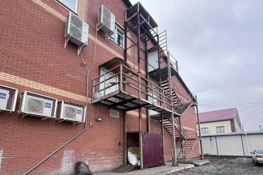 Лифт обрушился на мужчину в ТЦ Татарска под Новосибирском