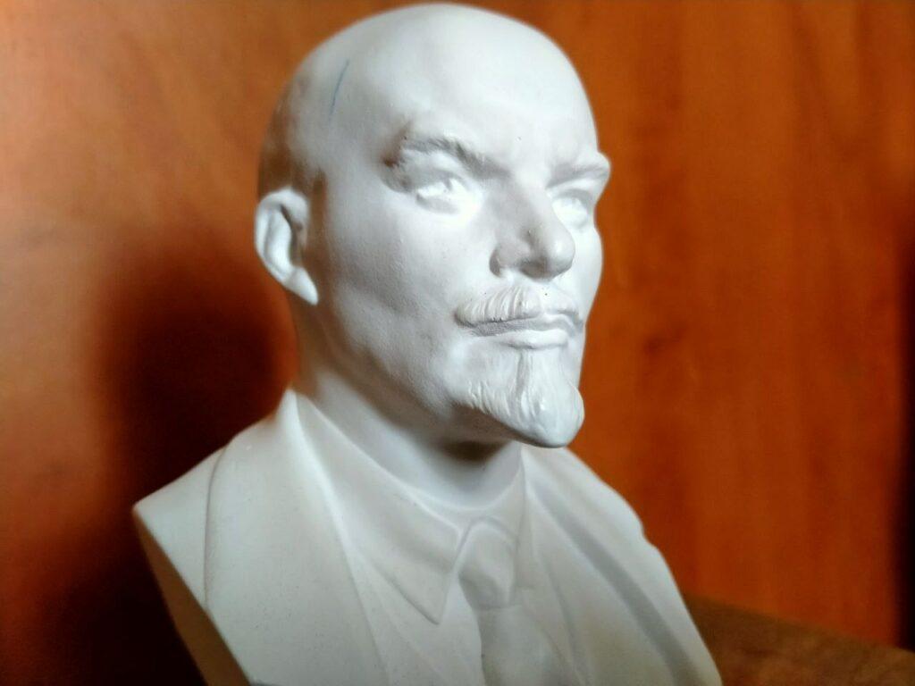 Бюст Ленина за два миллиона рублей продают в Новосибирске