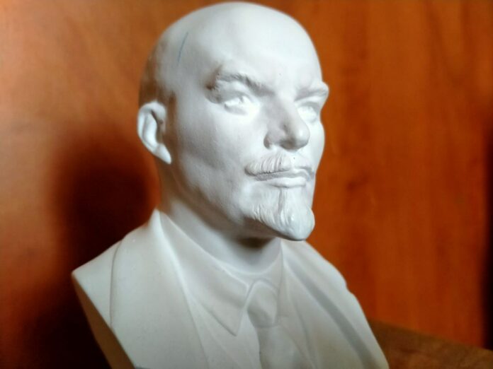 В Новосибирске бюст Ленина продают за 2 миллиона рублей в день рождения вождя