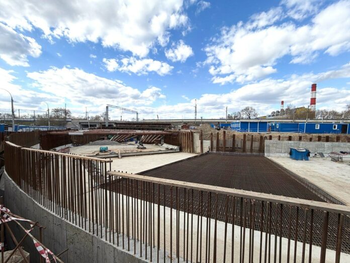 Новый веха: в Новосибирске формируют рамповую части 45-метрового тоннеля под Транссибом