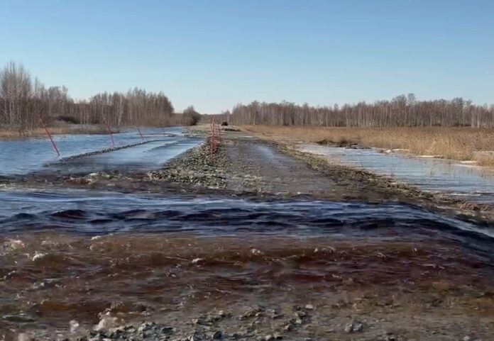 Движение перекрыто на шести участках дорог из-за паводка в Новосибирской области