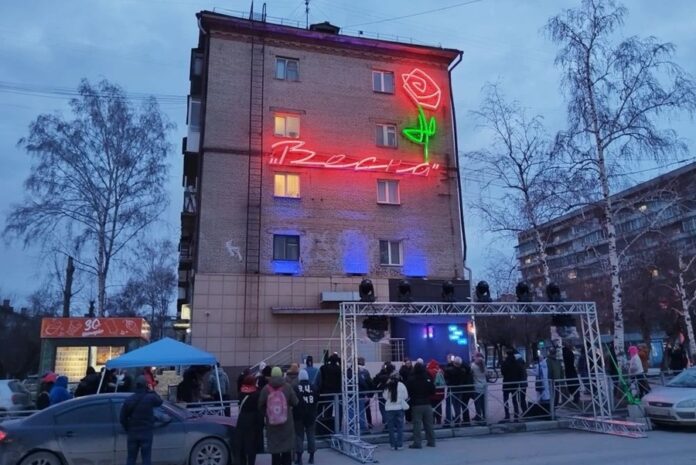 В Новосибирске включили восстановленную неоновую вывеску «Весна»