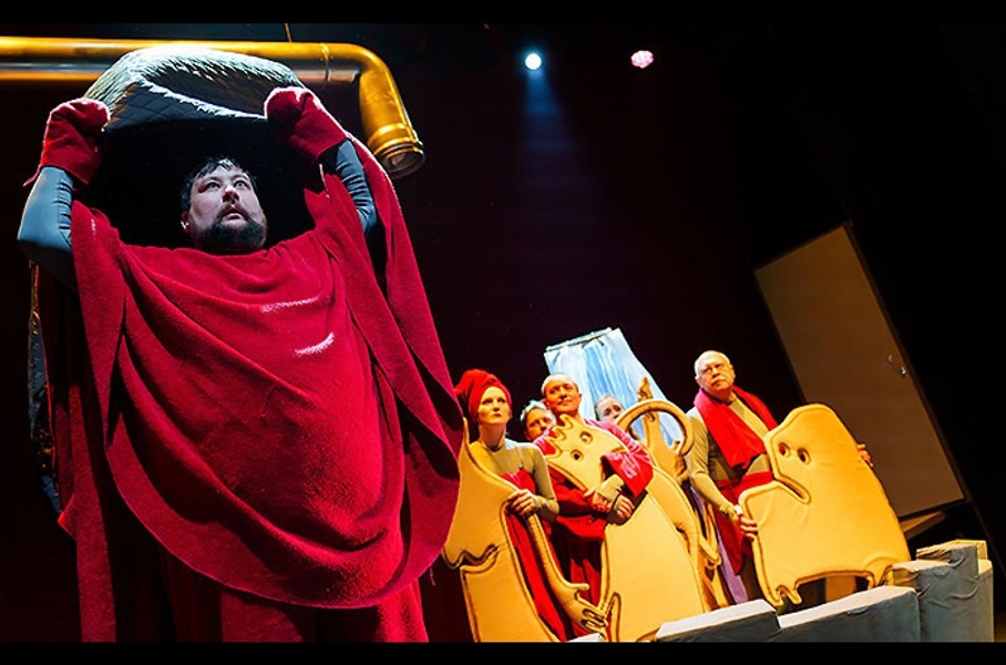 Герои «Гамлета» в кукольной ипостаси сделаны в виде гигантских клочковатых блинов