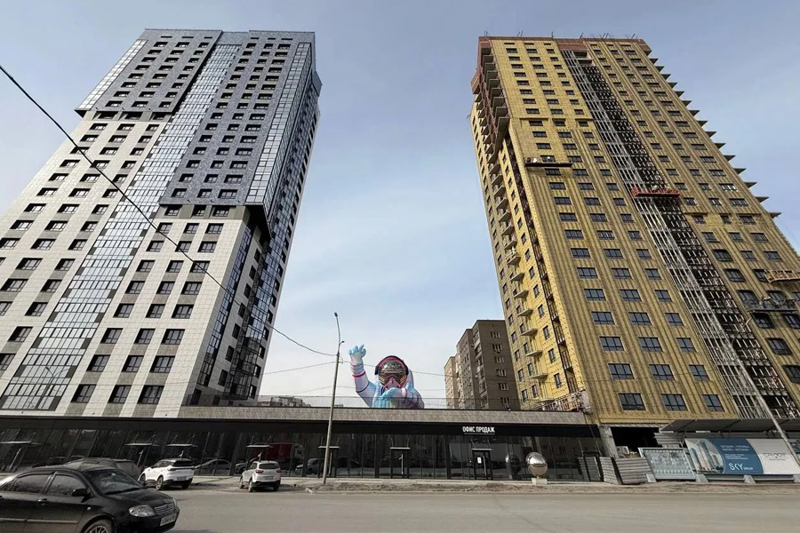 Фигура в скафандре установлена ко Дню космонавтики в Новосибирске