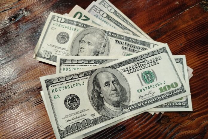 Доллар в России обновил трехлетние минимумы