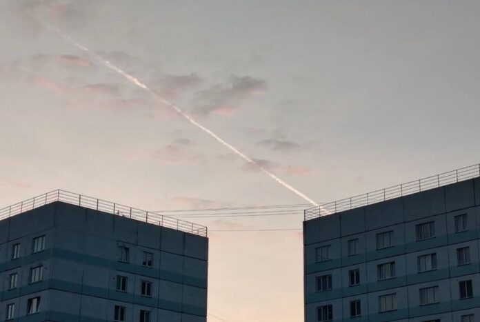 Штормовое предупреждение получили новосибирцы в самый жаркий день апреля от МЧС